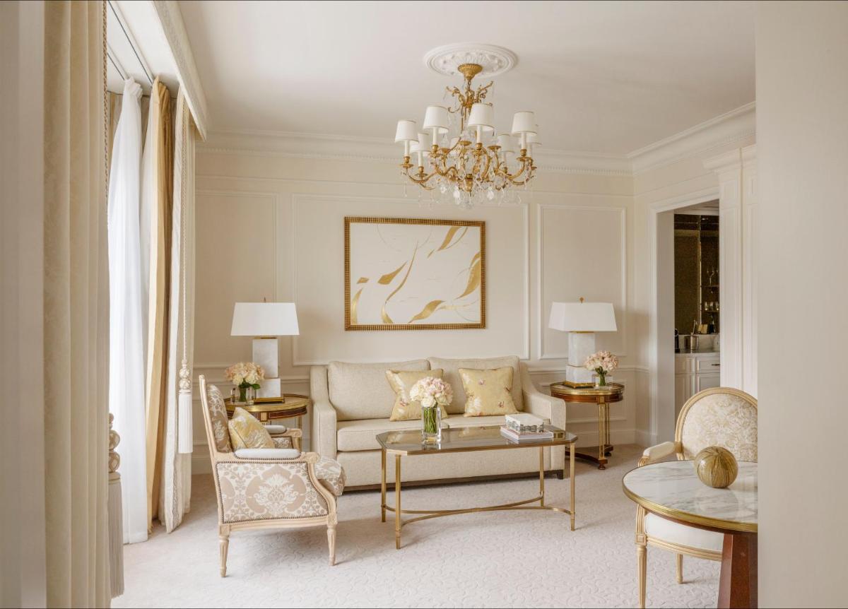 Coin salon dans l'établissement Four Seasons Hotel George V Paris