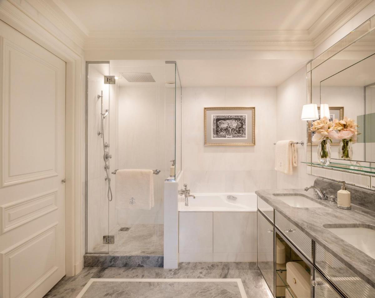 Salle de bains dans l'établissement Four Seasons Hotel George V Paris