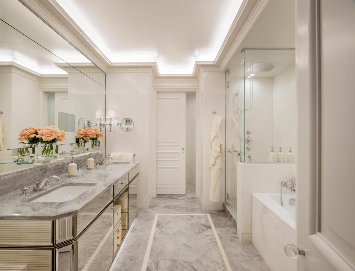 Salle de bains dans l'établissement Four Seasons Hotel George V Paris