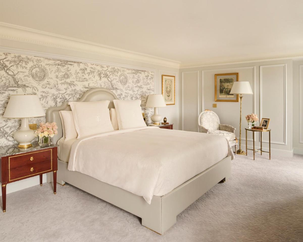 Un ou plusieurs lits dans un hébergement de l'établissement Four Seasons Hotel George V Paris