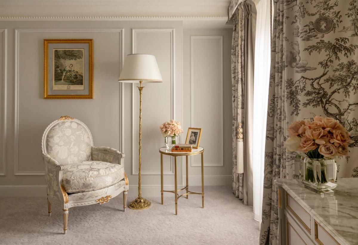Coin salon dans l'établissement Four Seasons Hotel George V Paris