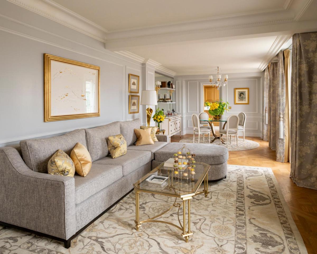Coin salon dans l'établissement Four Seasons Hotel George V Paris