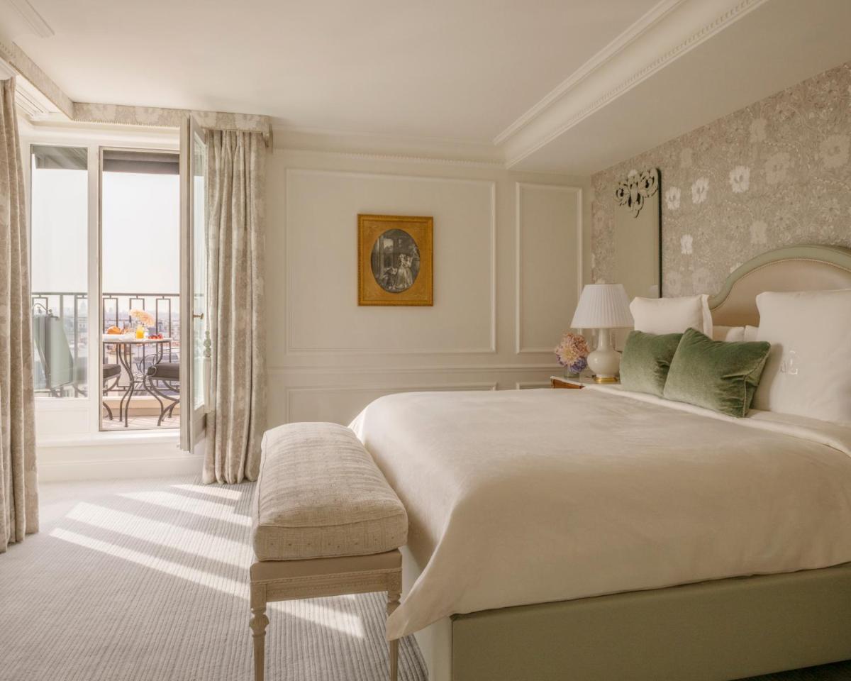 Un ou plusieurs lits dans un hébergement de l'établissement Four Seasons Hotel George V Paris