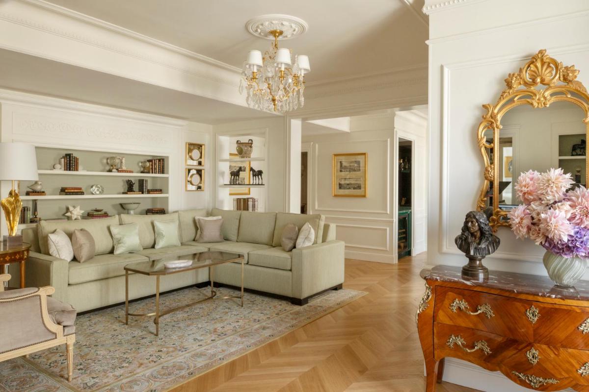 Coin salon dans l'établissement Four Seasons Hotel George V Paris