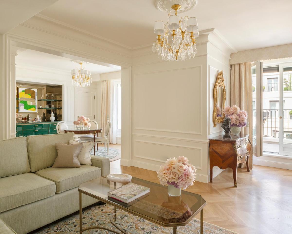 Coin salon dans l'établissement Four Seasons Hotel George V Paris