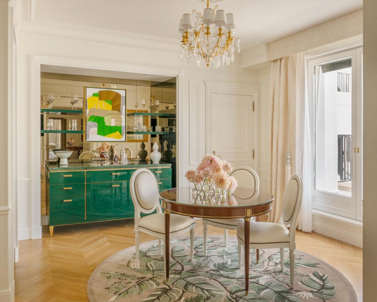 Cuisine ou kitchenette dans l'établissement Four Seasons Hotel George V Paris