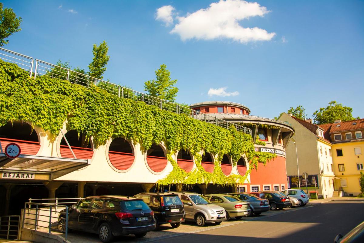 Corner Motel - Housity