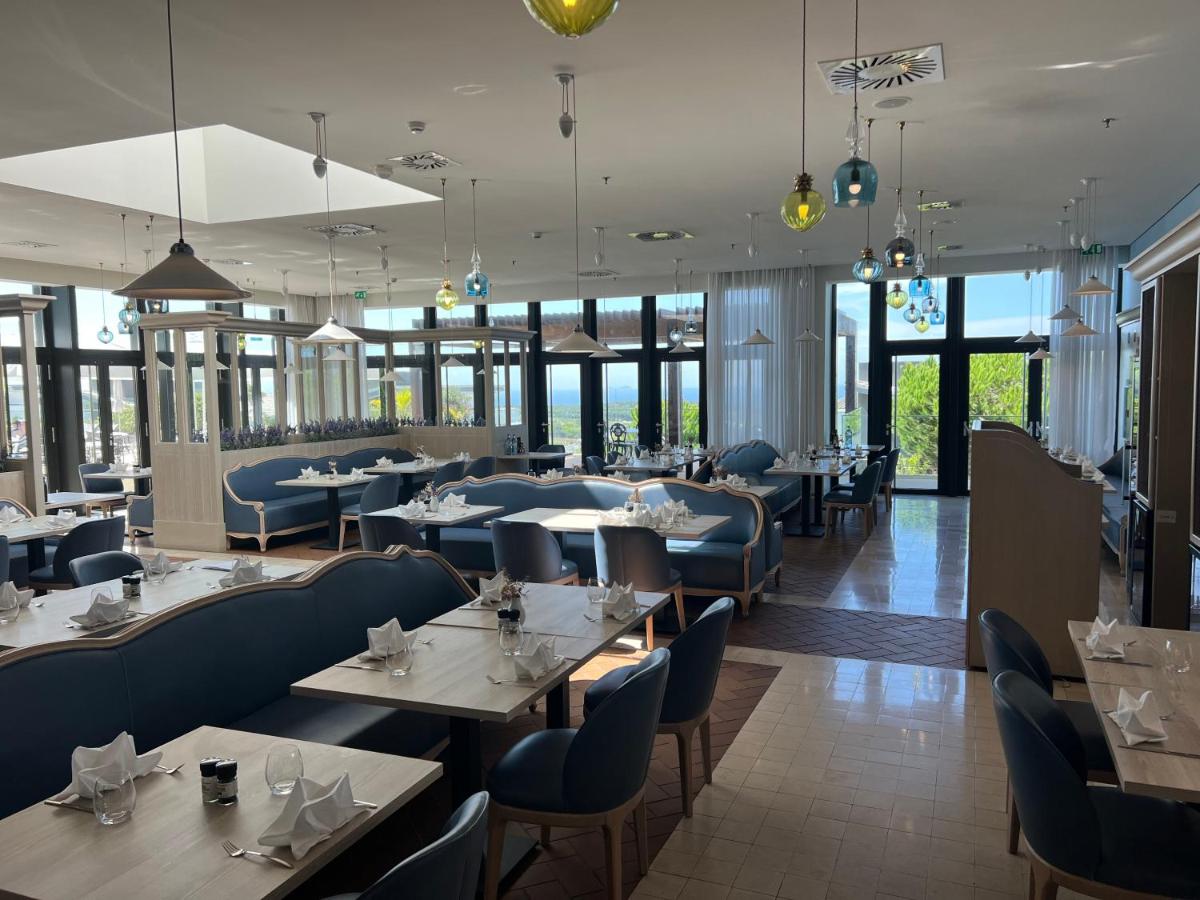 Um restaurante ou outro lugar para comer em Royal Obidos Scenic Resort