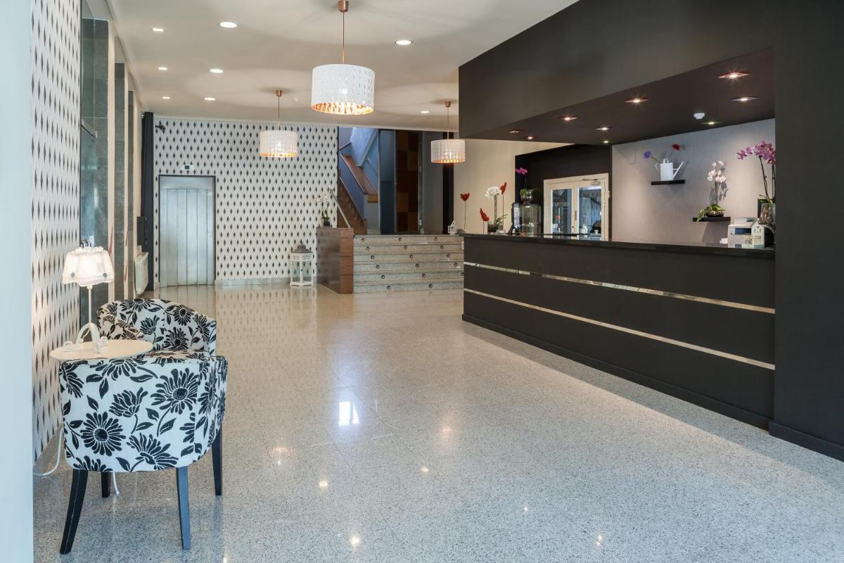 un vestíbulo con una silla y una escalera en un edificio en Hotel Spa Sinagoga, en Hervás 36 fotos más