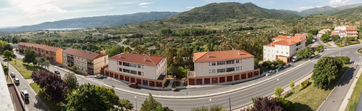 una vista aérea de una ciudad con edificios y una carretera en Hotel Spa Sinagoga, en Hervás