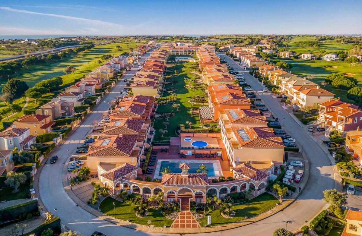 uma vista aérea de uma cidade turística em Boavista Golf & Spa - Bela Colina Holidays em Lagos