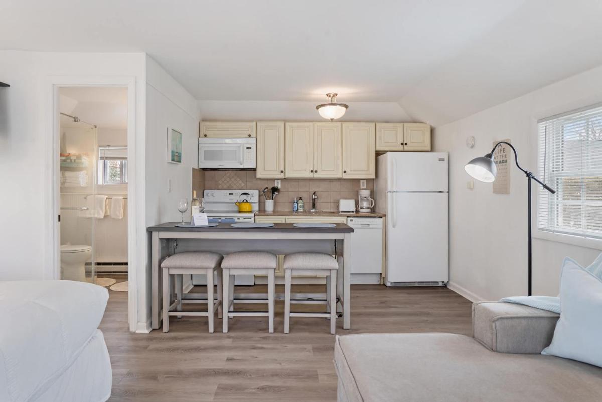 Seaside Stay: Waterfront with Views & Beach Access - Housity