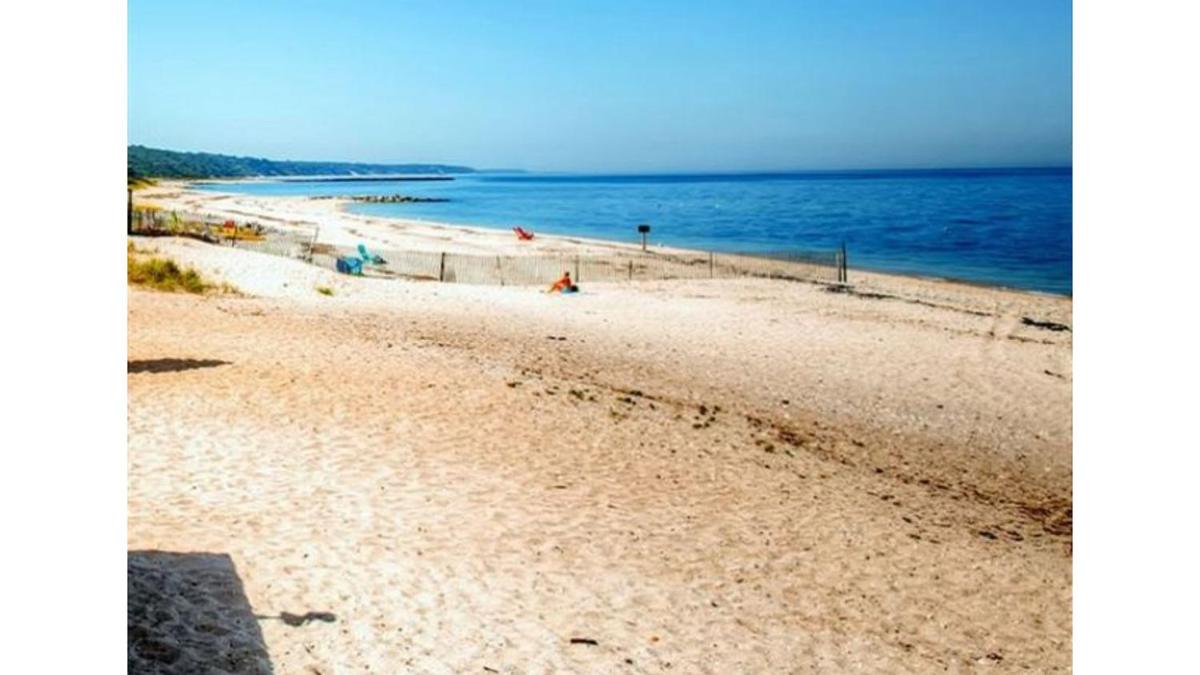 Seaside Stay: Waterfront with Views & Beach Access - Housity