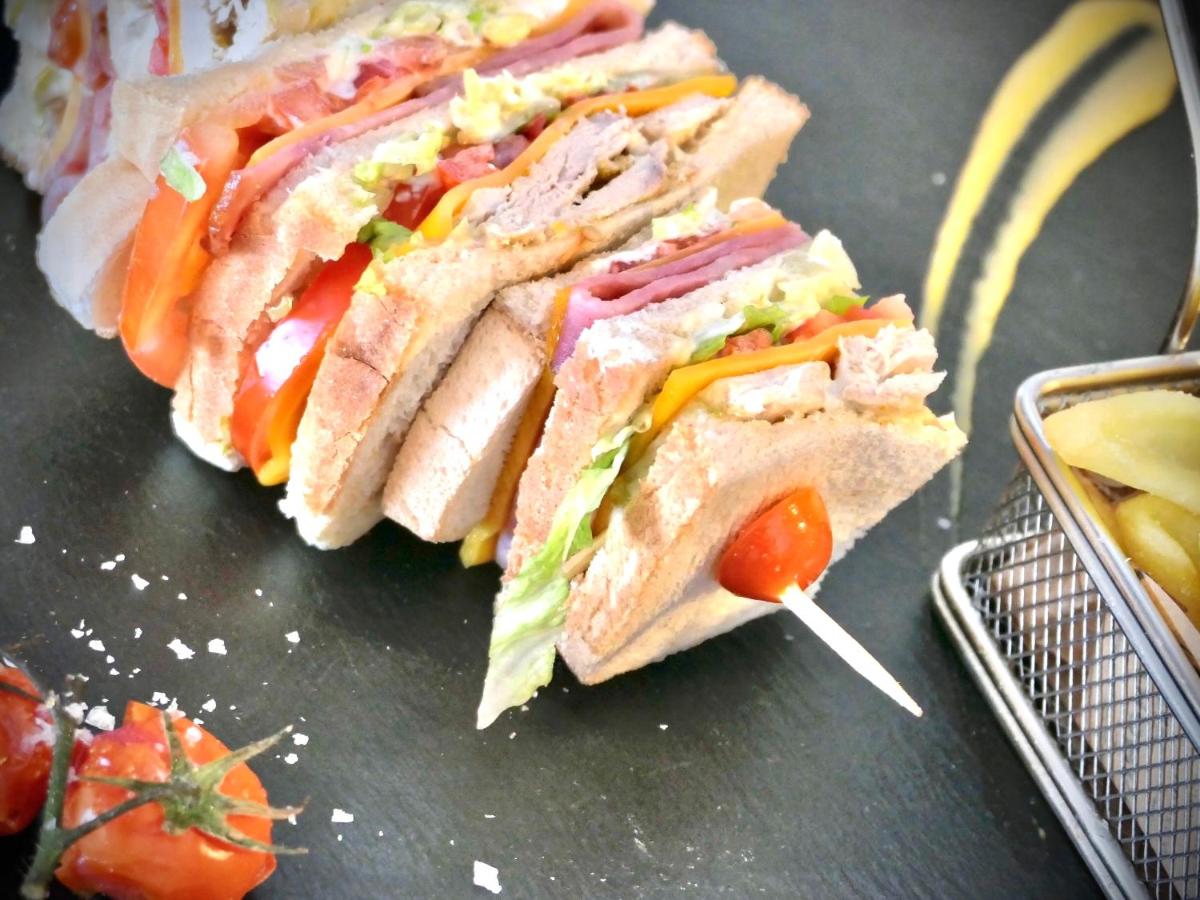Comida en o cerca de este hotel