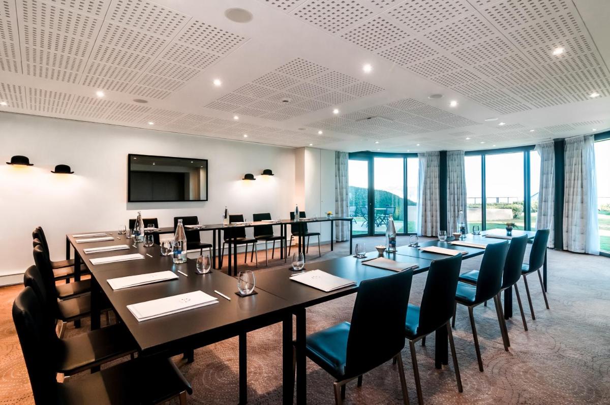 Télévision ou salle de divertissement dans l'établissement L'Agapa Hôtel - Spa Codage