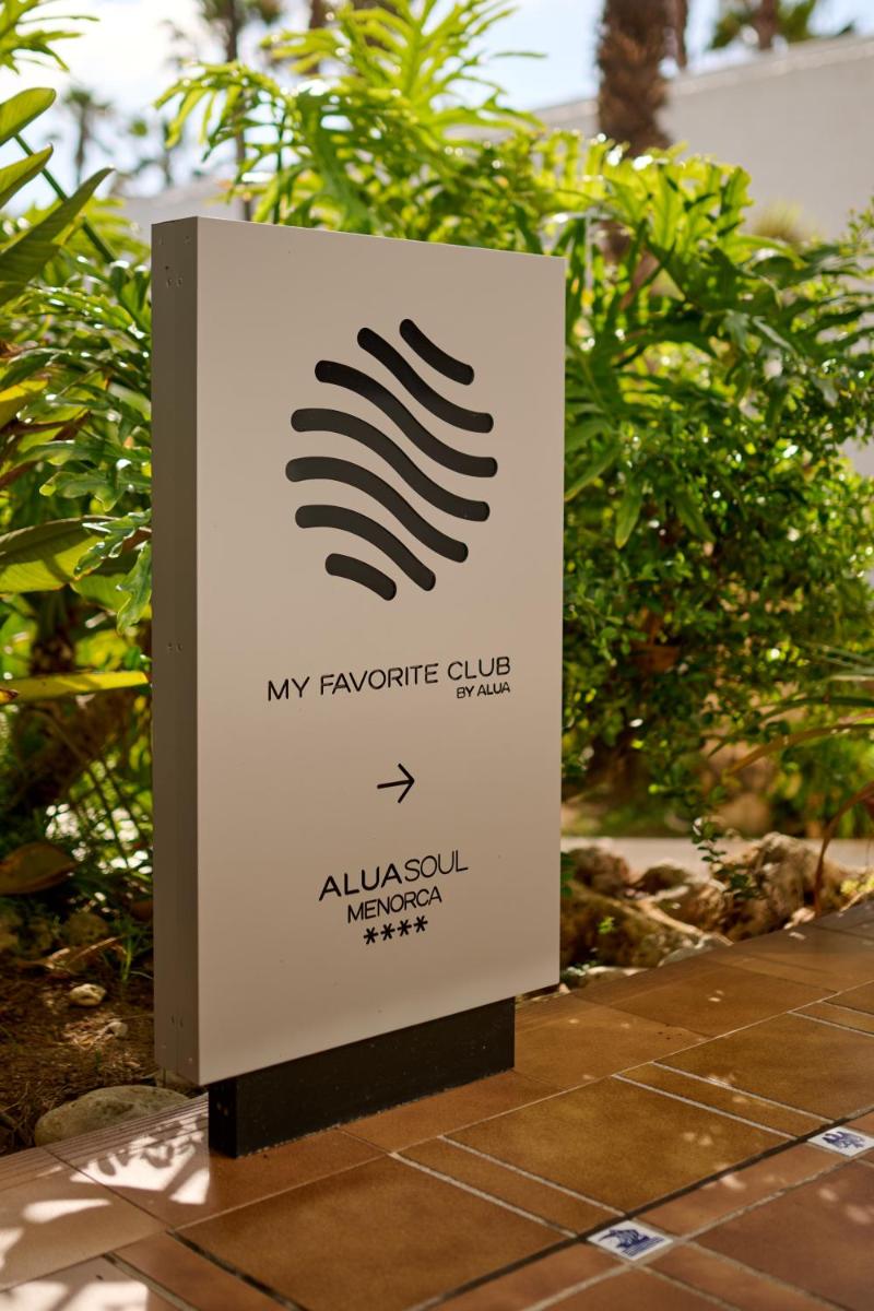 Certificado, premio, señal o documento que está expuesto en AluaSoul Menorca - Adults Only