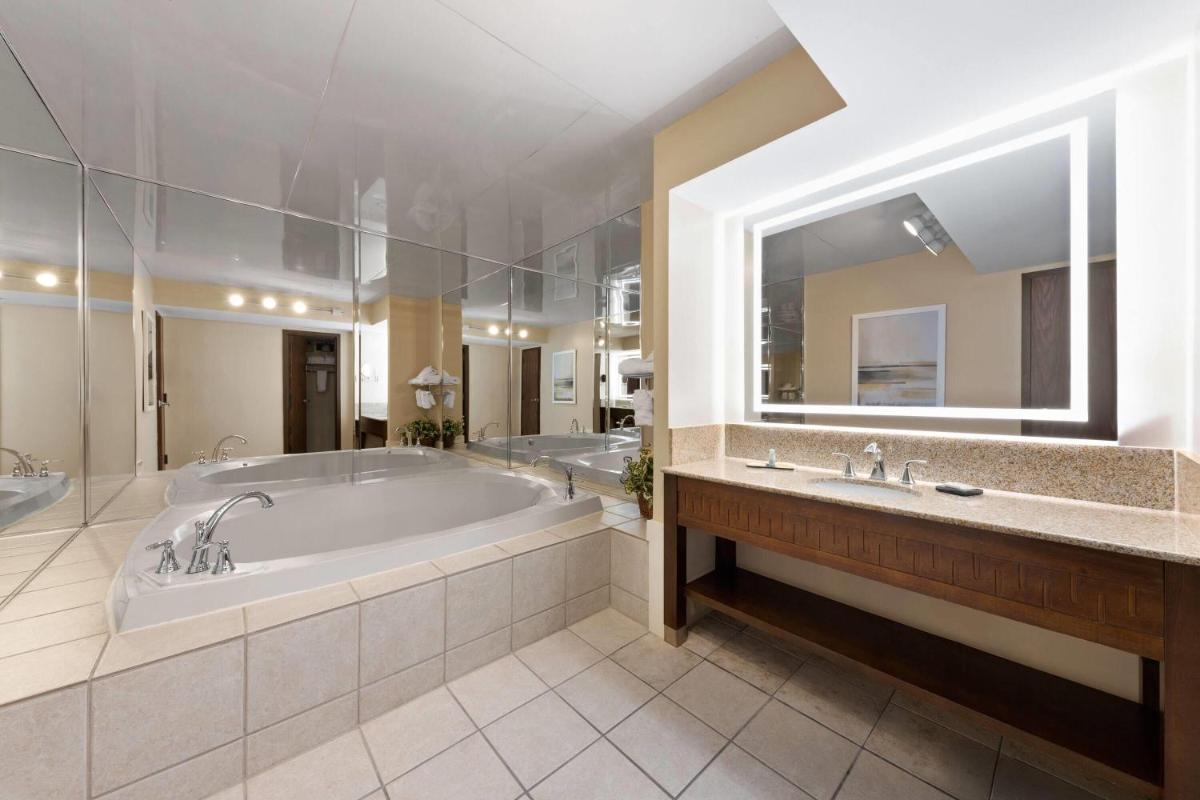 Wyndham Riverfront Hotel - Housity