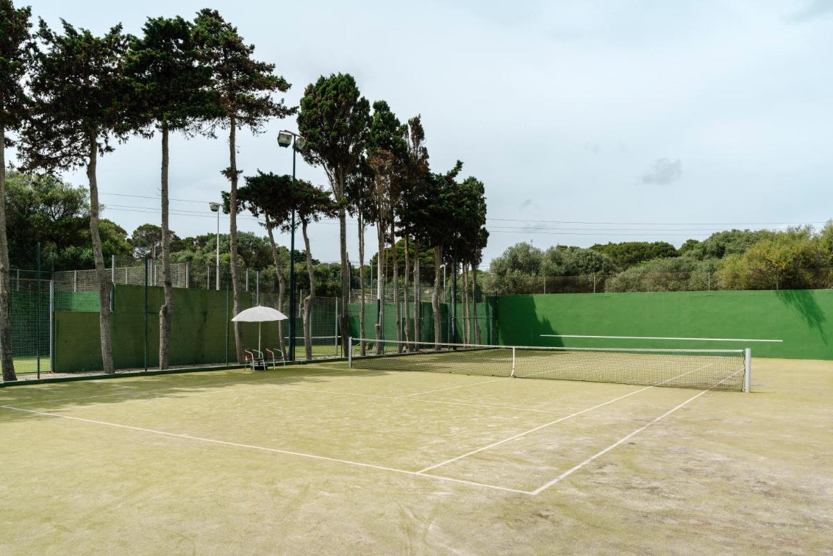 Instalaciones para jugar a tenis o squash en AluaSoul Menorca - Adults Only o alrededores