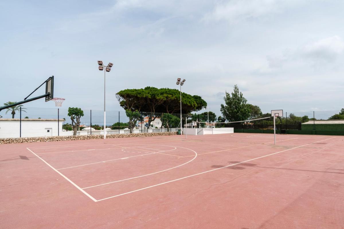 Instalaciones para jugar a tenis o squash en AluaSoul Menorca - Adults Only o alrededores