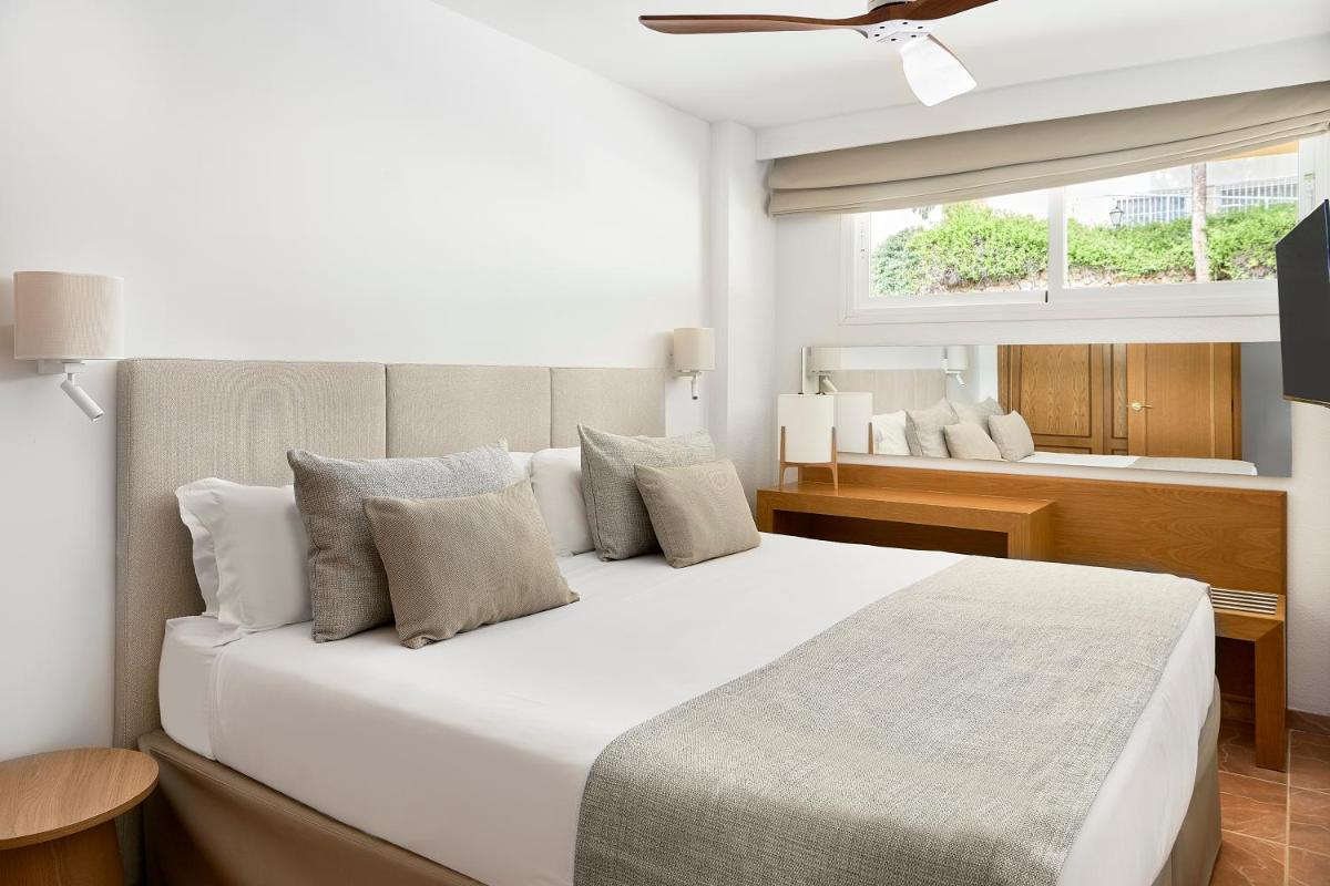 Cama o camas de una habitación en Iberostar Selection Jardín del Sol Suites - Adults Only
