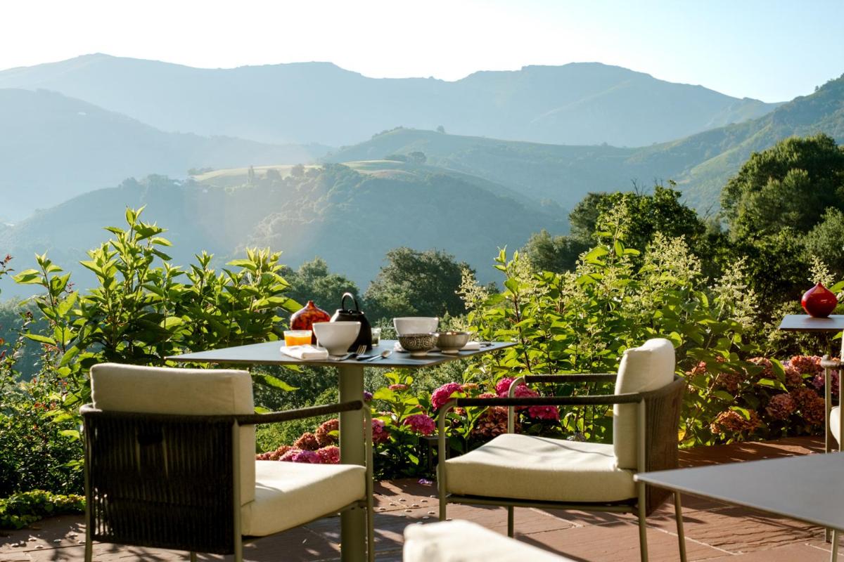 Vue générale sur la montagne ou vue sur la montagne depuis l'hôtel