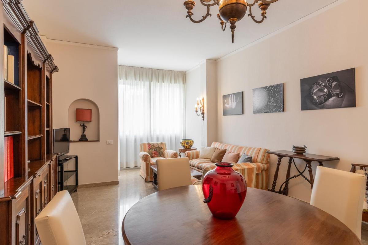 Giulio Apartment-Train Station - Housity