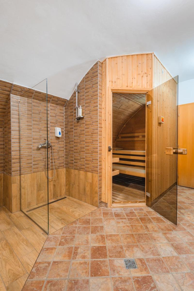 Hotel U Zlatého kohouta - Housity