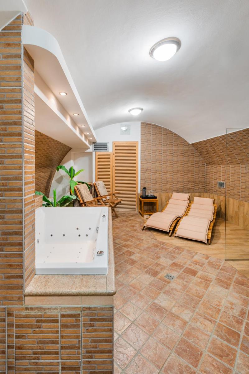Hotel U Zlatého kohouta - Housity
