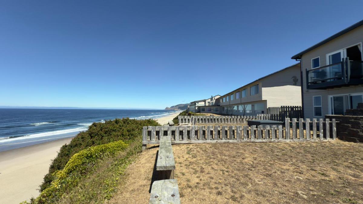 Seahorse Oceanfront Lodge - Housity