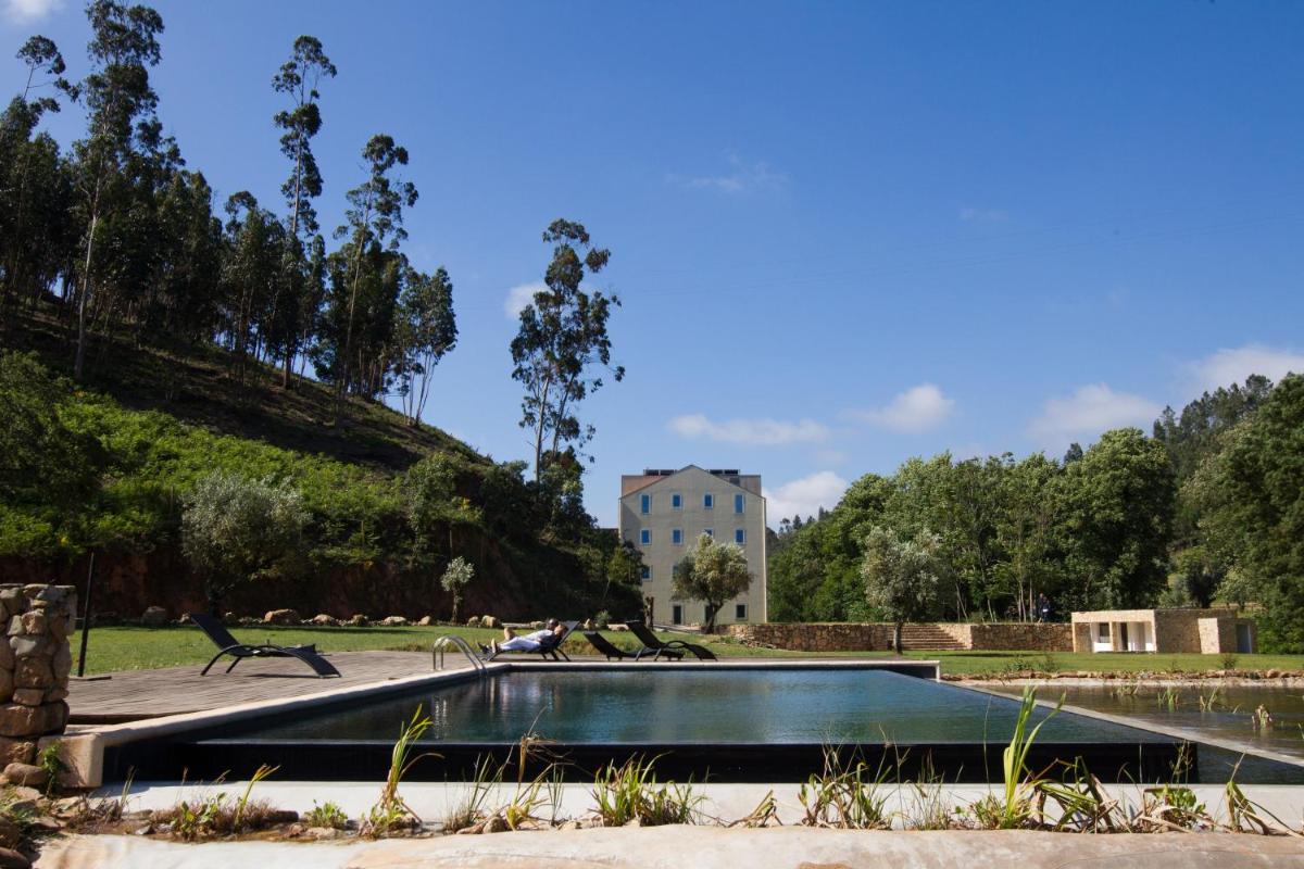 uma piscina num parque com um edifício ao fundo em HD