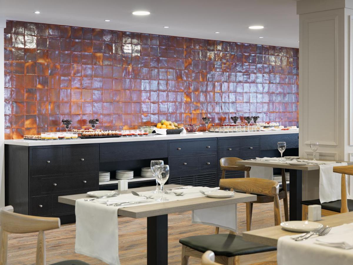 Comida en o cerca de este hotel
