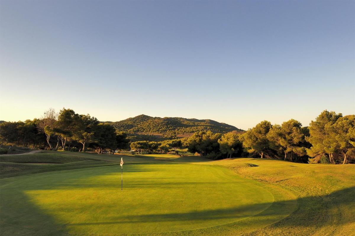 Una vista de un campo de golf con un green en Grand Hyatt La Manga Club Golf & Spa, en La Manga del Mar Menor