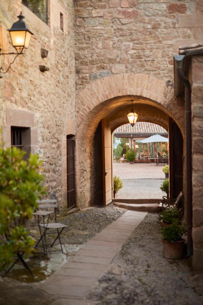 una entrada a un edificio de piedra con un arco en La Garriga de Castelladral, en Castelladral 65 fotos más
