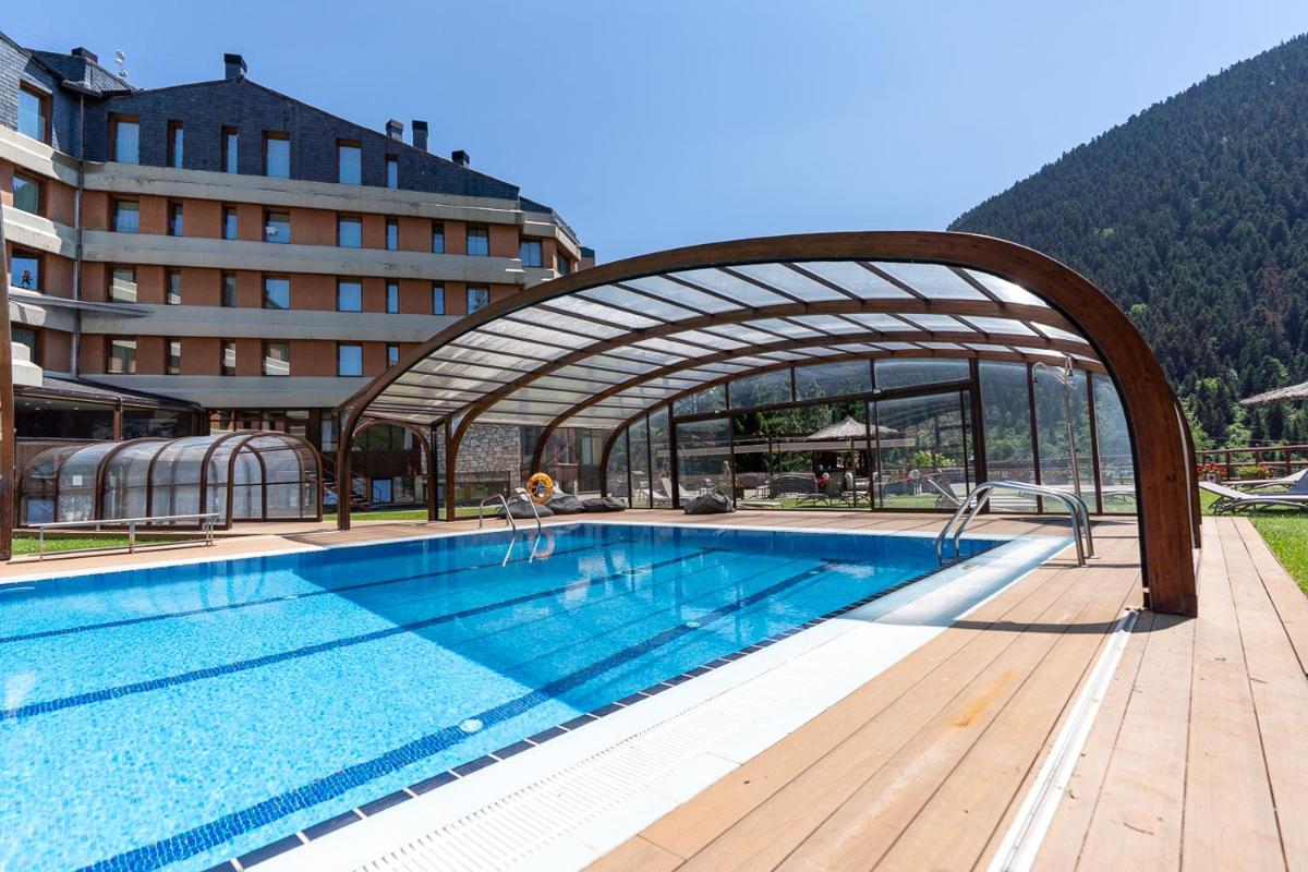 una gran piscina frente a un edificio en Hotel Montarto, en Baqueira Beret