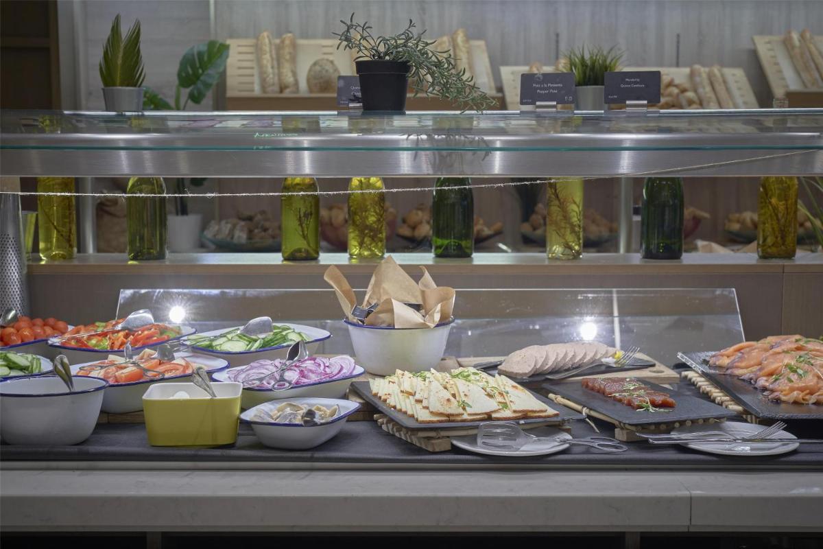 Comida en o cerca de este hotel
