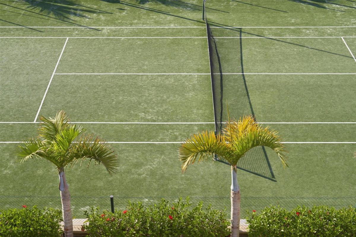 Instalaciones para jugar a tenis o squash en Radisson Blu Resort & Spa, Gran Canaria Mogan o alrededores