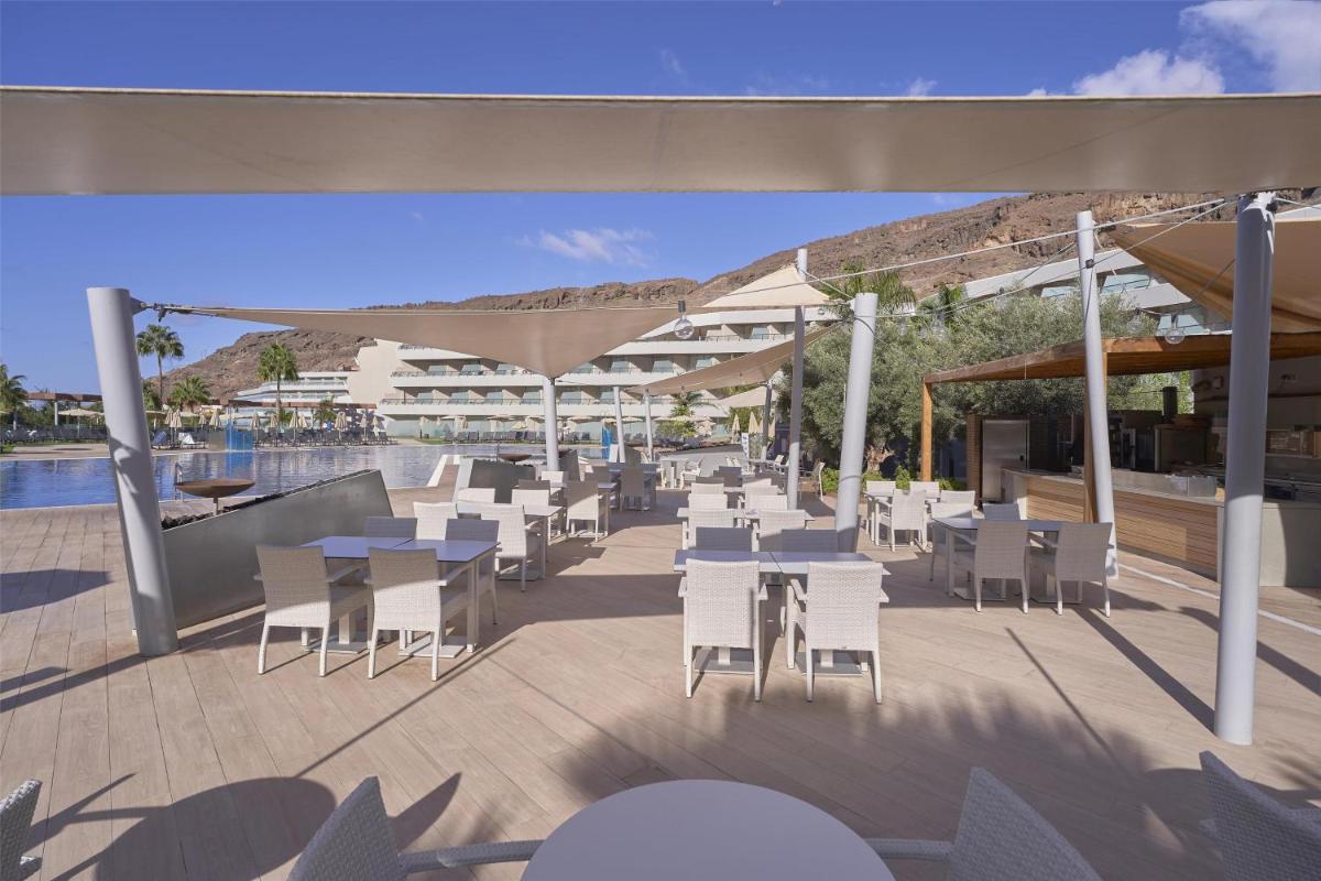 Un restaurante o sitio para comer en Radisson Blu Resort & Spa, Gran Canaria Mogan