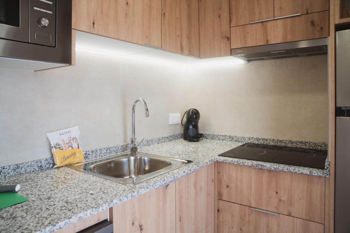 Una cocina o zona de cocina en La Marina Resort