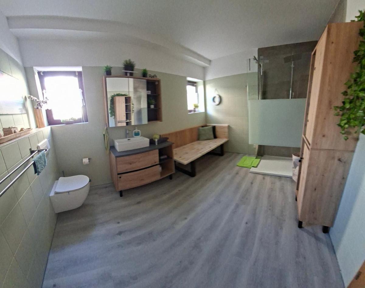 Modernes Appartement nur 5 km von Erfurt, stilvoll komfortabel und perfekt angebunden, Kaffeevollautomat, TV, WLAN, Schlafsofa und Einkaufsmöglichkeiten in der Nähe, hervorragende Anbindung zur A4 und A71, kostenlose öff Parkplätze für PKW und Transporter - Housity