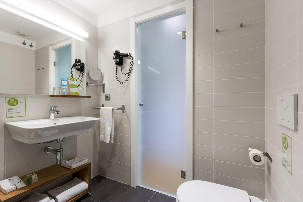 Un baño de ARTIEM Carlos - Adults Only