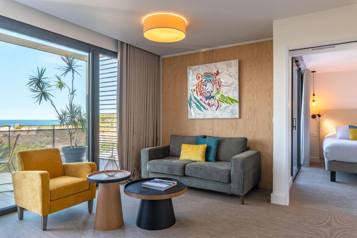 Coin salon dans l'établissement Les Jardins du Cèdre, Boutique hôtel & gastronomie