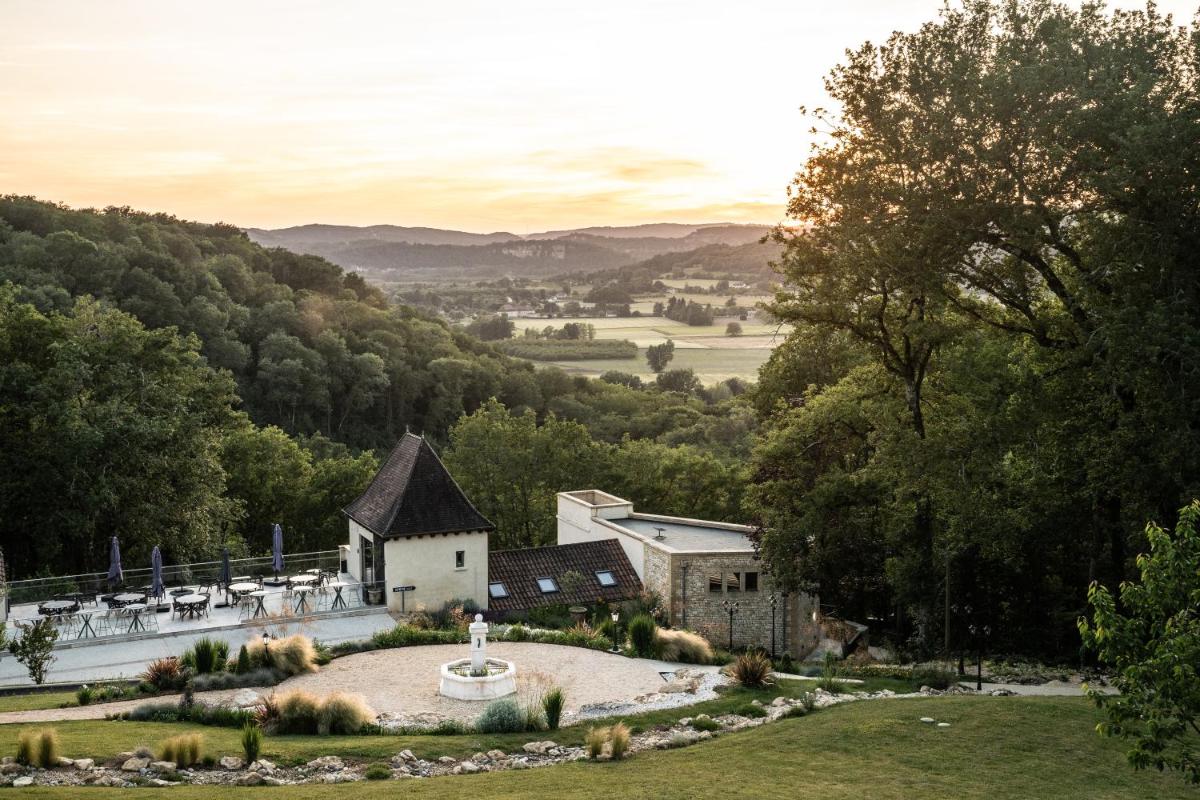 une maison avec une fontaine au milieu d'un champ dans l'établissement La Perle de Domme, à Sarlat-la-Canéda 79 autres photos