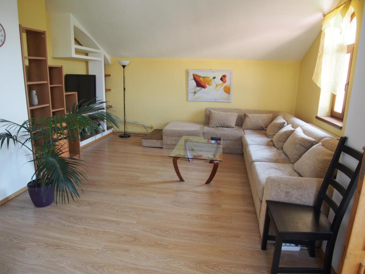 Argeselu Garden Villa - entire floor apartment, exclusive garden access - Housity