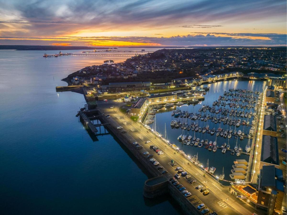 Skyfall - 2 Bedroom Apartment - Milford Haven - Housity