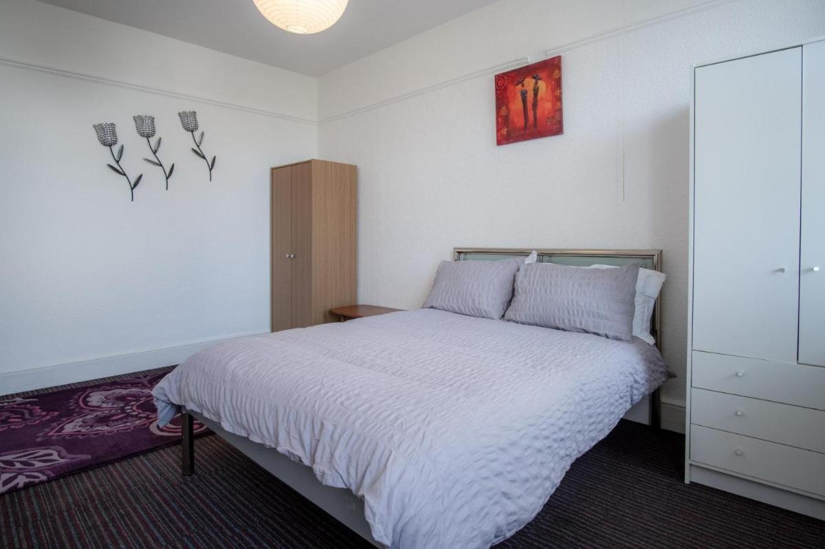 Skyfall - 2 Bedroom Apartment - Milford Haven - Housity