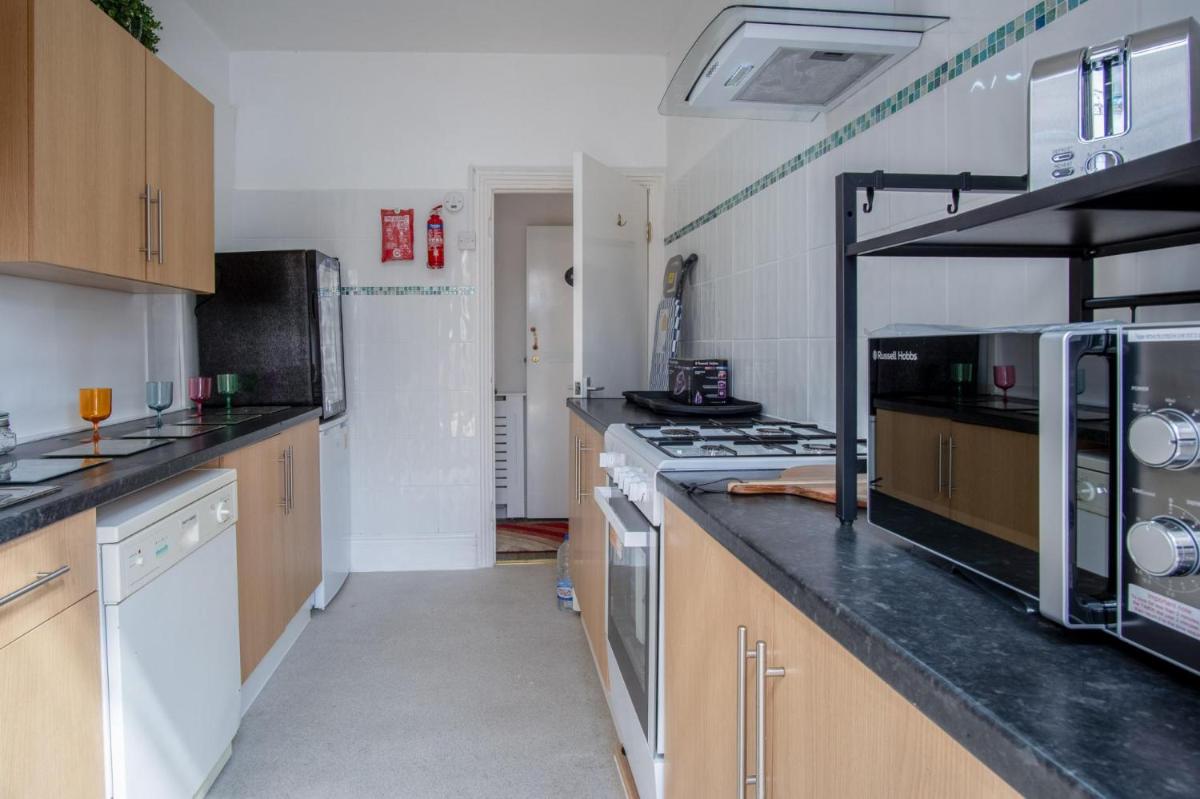 Skyfall - 2 Bedroom Apartment - Milford Haven - Housity