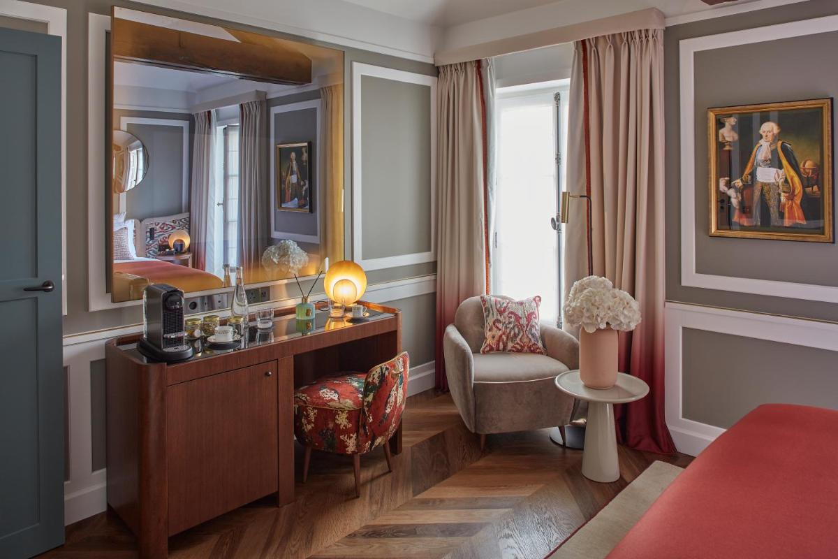 Coin salon dans l'établissement Hôtel Les Lumières - Relais & Châteaux