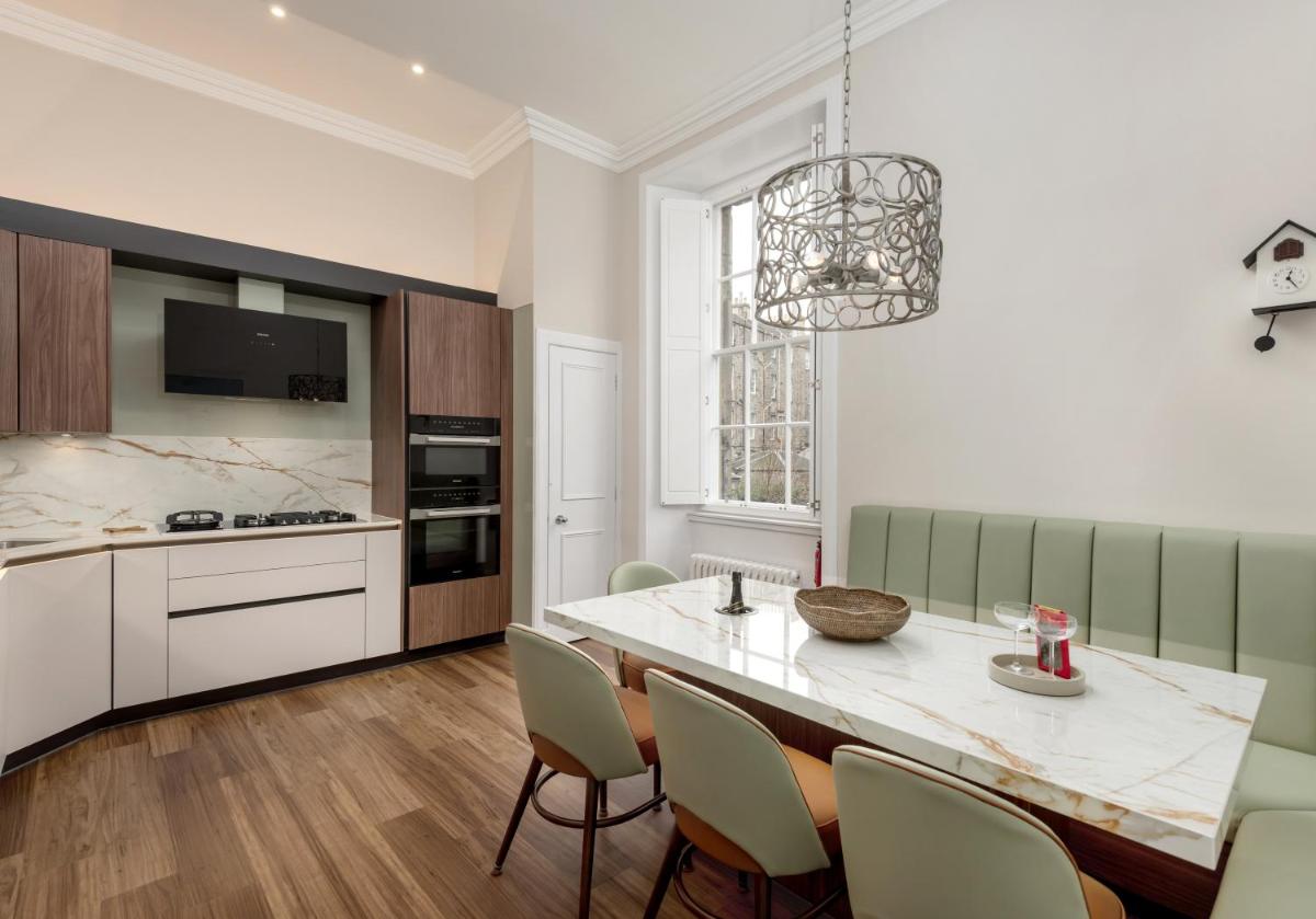 The Edinburgh Address - Castle View Apartment - Housity