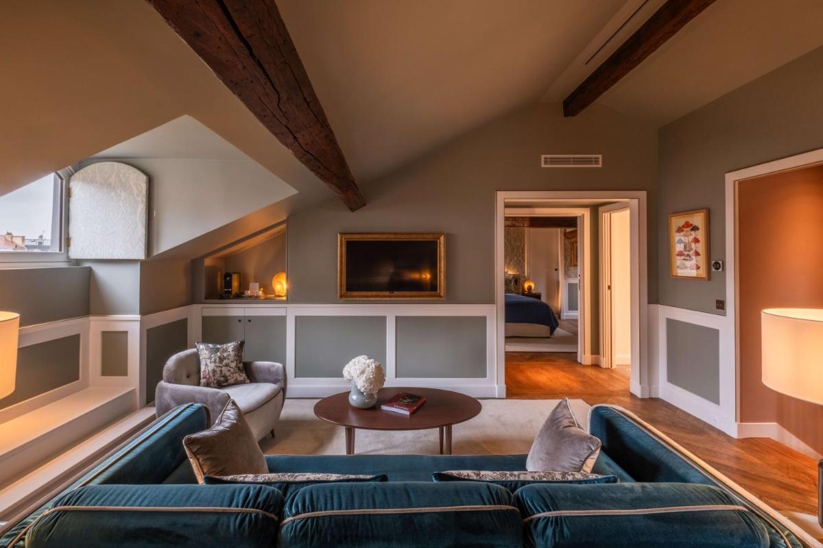 Coin salon dans l'établissement Hôtel Les Lumières - Relais & Châteaux