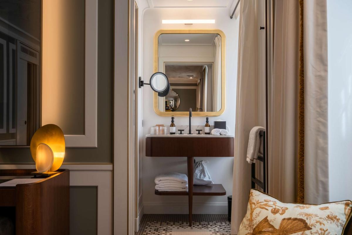 Salle de bains dans l'établissement Hôtel Les Lumières - Relais & Châteaux